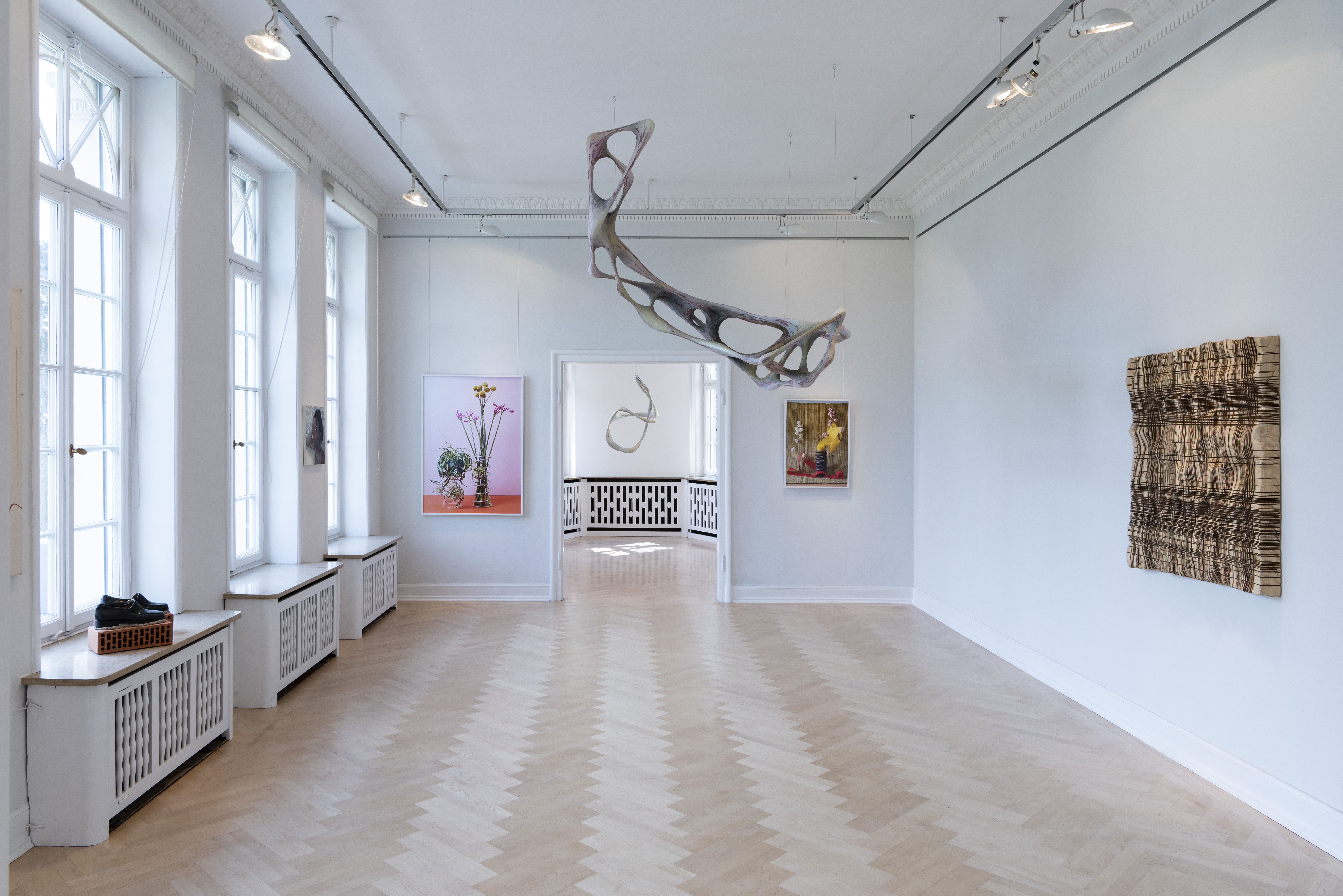 Abbildung: „floating sculptures“ von Wolfgang Flad an der Decke vorne und hinten